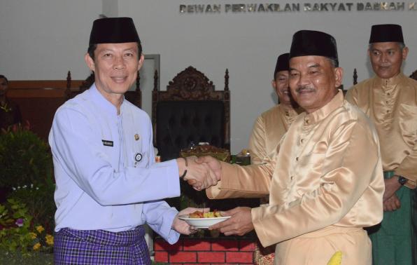 Sekda Babel Terima Tumpeng Hari Jadi Kota Pangkalpinang