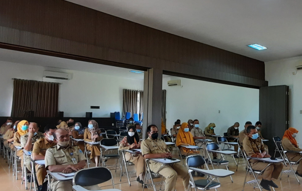 Bahas SOTK Baru dan Kinerja, Kadis Dinas KUKM Pimpin Rapat Perdana dengan Seluruh Pegawai