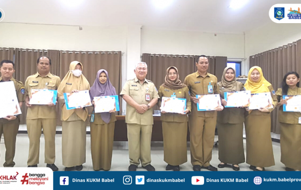 Kadis KUKM Berikan Penghargaan  Pegawai Terbaik DKUKM Tahun 2023