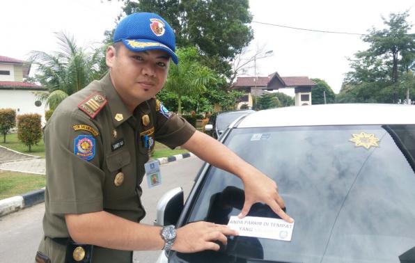Pol PP Tertibkan Kendaraan Parkir Sembarangan Di Kantor Gubernur