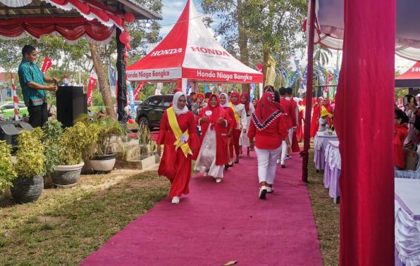 Meriah, Fashion Show "Gebyar UMKM" Bertema Merah Putih Digelar di Taman UMKM