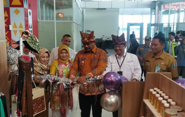 Pj Gubernur Kep Babel Resmikan Booth Produk UMKM di Bandara Depati Amir
