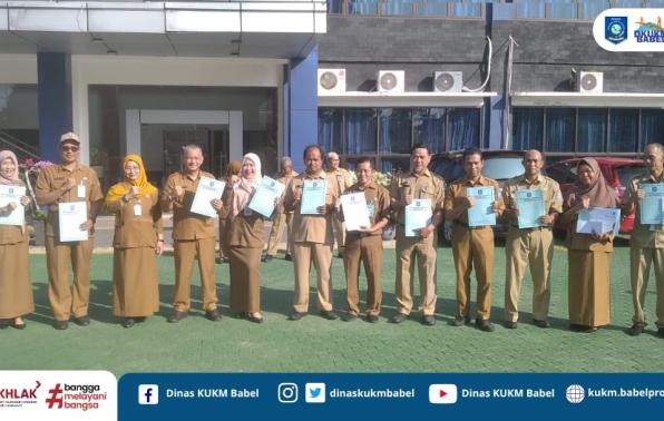 Plt Kadis KUKM Berikan Penghargaan Pegawai Berprestasi DKUKM Tahun 2024