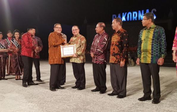 Gubernur Terima Penghargaan sebagai Pemda dengan OPD Bidang Koperasi dan UKM Terbaik Tahun 2017