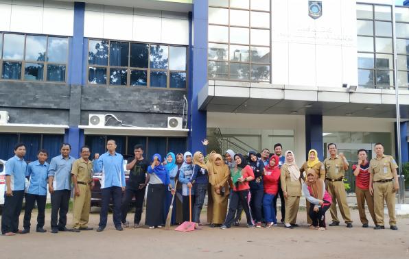 Peduli Kebersihan dan Sampah, Kadis KUKM Ajak Pegawainya Bersih-Bersih