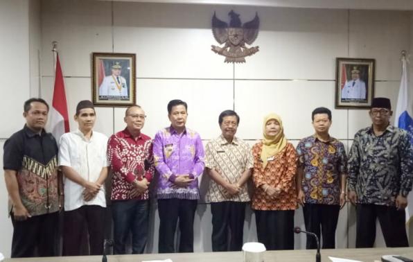 Wagub Berikan Penghargaan Kepada Tokoh Penggerak Koperasi dan Koperasi Berprestasi Tahun 2019