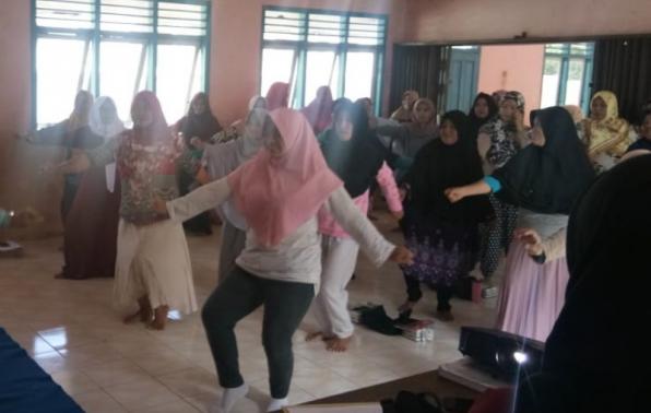 Kadis KUKM Ajak Siswi Sekolah Perempuan Jadi Wirausaha