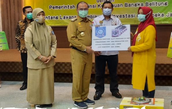 Gubernur Serahkan Bantuan Alat Pemanggang dan Gerobak Kepada UMKM