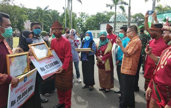 HUT Ke 20, Pemprov Berikan Penghargaan Koperasi Berprestasi dan Tokoh Penggerak Koperasi