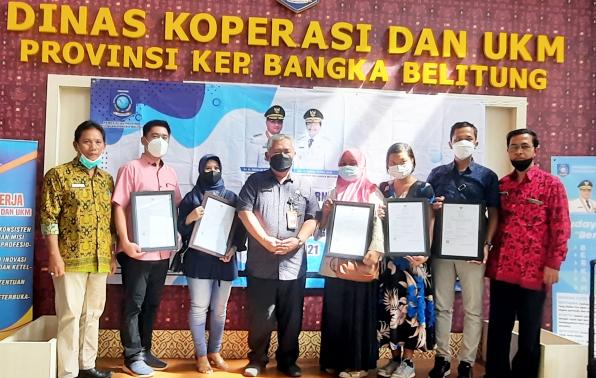 Dinas KUKM Babel Serahkan Bantuan Alat Produksi dan Sertifikat Halal Gratis bagi UMKM