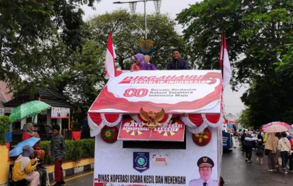 Usung Tema Kopdes Merah Putih, Dinas KUKM Ikuti Pawai Kendaraan Hias HUT ke-80 RI