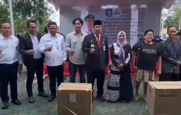Gubernur Kep Babel Serahkan Bantuan Alat Produksi dan Digitalisasi kepada 53 UMKM