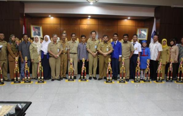 Sekda Serahkan Hadiah Pemenang Pawai & Karnaval