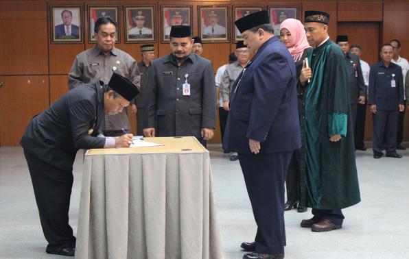 Gubernur Lantik Syahrudin Jadi Staf Ahli