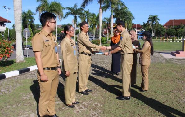 Sekda Serahkan SK Kenaikan Pangkat PNS Pemprov