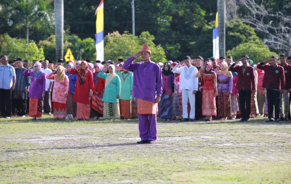 Peserta Upacara Hardiknas Pemprov Babel Kenakan Pakaian Adat