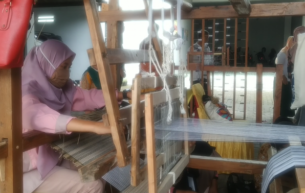 Menenun Lidi Nipah Menjadi Produk Bernilai Ekonomi