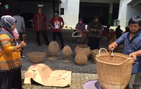 Pelaku UMKM Belajar Pewarnaan dan Finishing Kerajinan Lidi Nipah