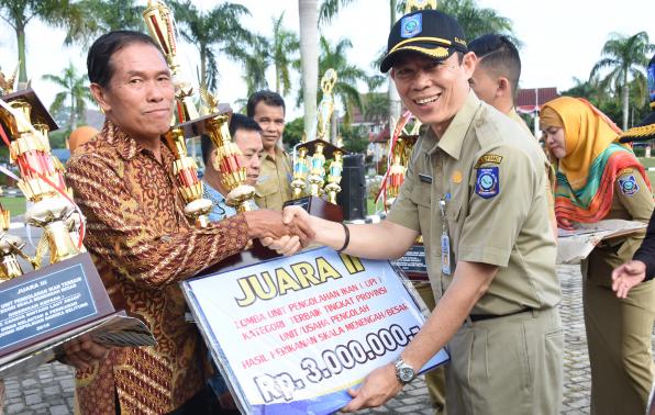 Sekda Babel Serahkan Thropy dan Hadiah Lomba UPI Tingkat Provinsi