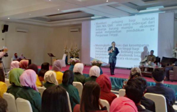 Gubernur Motivasi Mahasiswa Penerima Beasiswa