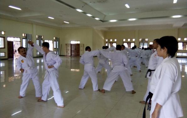 Sat Pol PP Babel Layani Latihan Karate
