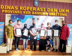 Dinas KUKM Babel Serahkan Bantuan Alat Produksi dan Sertifikat Halal Gratis bagi UMKM