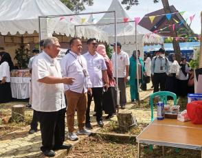 Kadis KUKM Tinjau Stand Bazar dan Pasar Murah Pada Gebyar HUT UMKM 2022